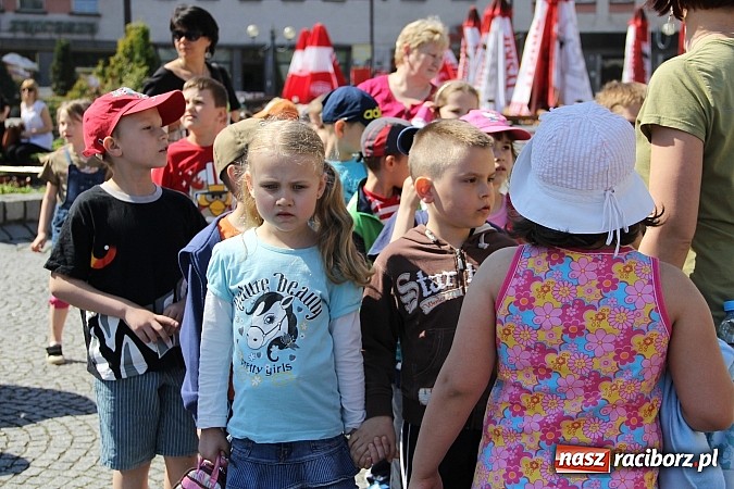 Zdjęcie w galerii na portalu naszraciborz.pl: Studencki happening na raciborskim Rynku wiadomości z regionu