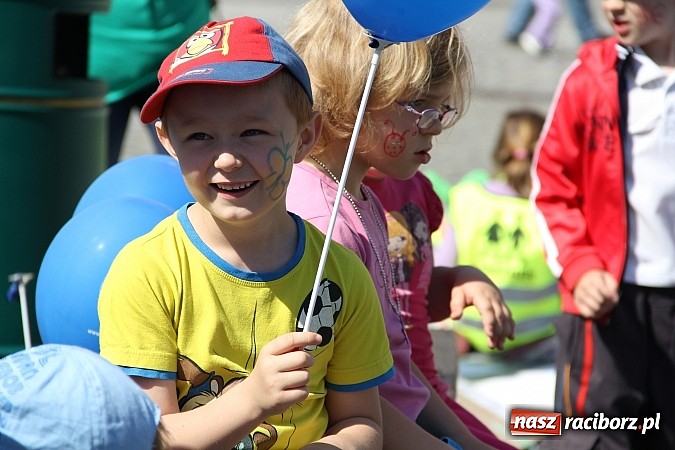 Zdjęcie w galerii na portalu naszraciborz.pl: Studencki happening na raciborskim Rynku wiadomości z regionu