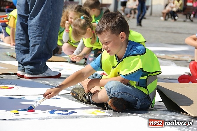 Zdjęcie w galerii na portalu naszraciborz.pl: Studencki happening na raciborskim Rynku wiadomości z regionu