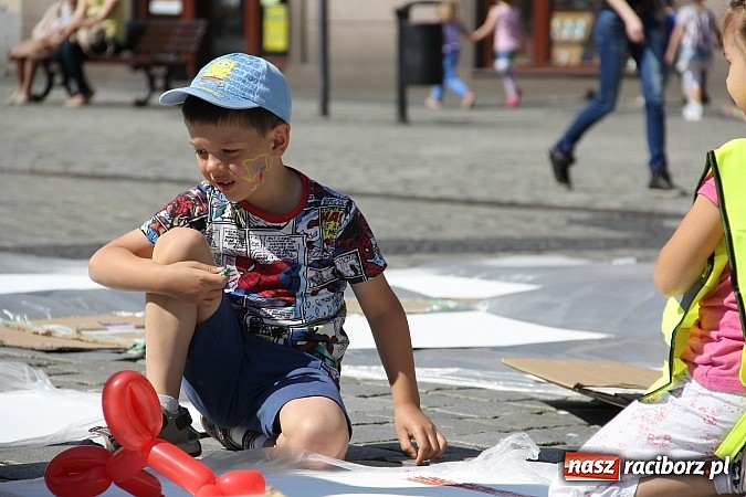Zdjęcie w galerii na portalu naszraciborz.pl: Studencki happening na raciborskim Rynku wiadomości z regionu
