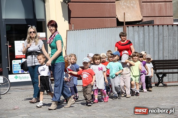 Zdjęcie w galerii na portalu naszraciborz.pl: Studencki happening na raciborskim Rynku wiadomości z regionu