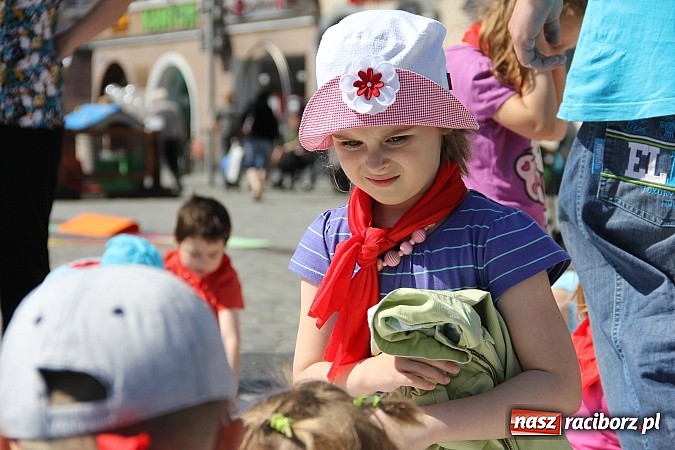 Zdjęcie w galerii na portalu naszraciborz.pl: Studencki happening na raciborskim Rynku wiadomości z regionu