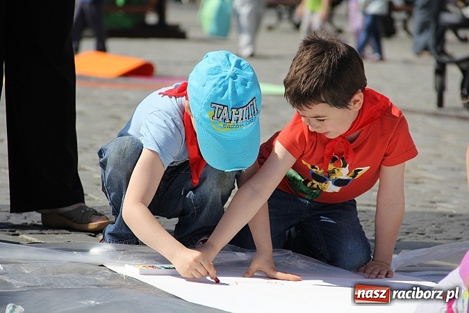 Zdjęcie w galerii na portalu naszraciborz.pl: Studencki happening na raciborskim Rynku wiadomości z regionu