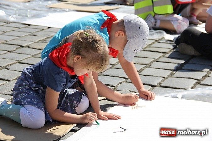 Zdjęcie w galerii na portalu naszraciborz.pl: Studencki happening na raciborskim Rynku wiadomości z regionu