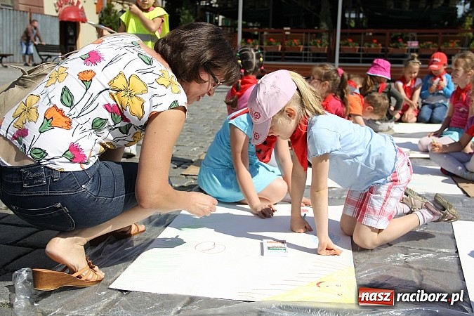 Zdjęcie w galerii na portalu naszraciborz.pl: Studencki happening na raciborskim Rynku wiadomości z regionu