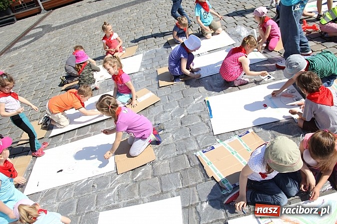 Zdjęcie w galerii na portalu naszraciborz.pl: Studencki happening na raciborskim Rynku wiadomości z regionu