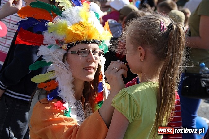Zdjęcie w galerii na portalu naszraciborz.pl: Studencki happening na raciborskim Rynku wiadomości z regionu