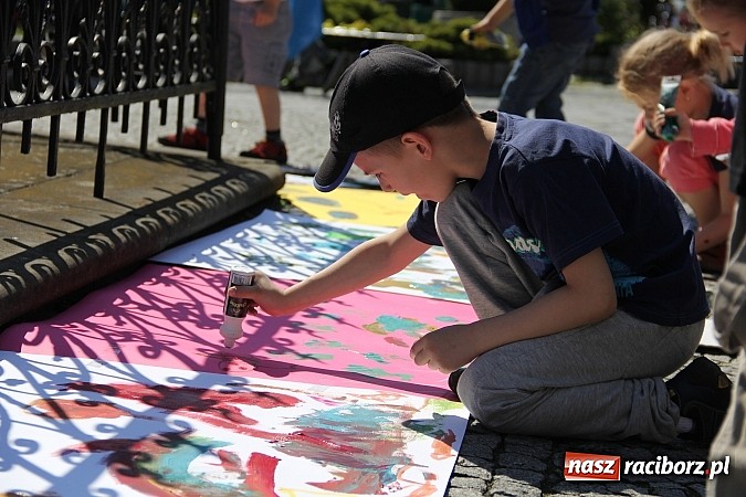 Zdjęcie w galerii na portalu naszraciborz.pl: Studencki happening na raciborskim Rynku wiadomości z regionu