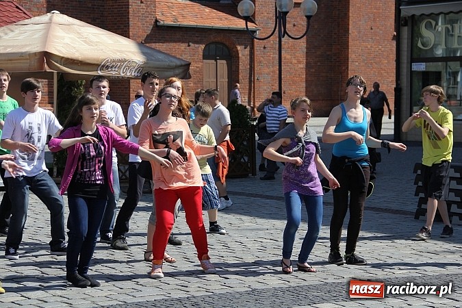 Zdjęcie w galerii na portalu naszraciborz.pl: Studencki happening na raciborskim Rynku wiadomości z regionu