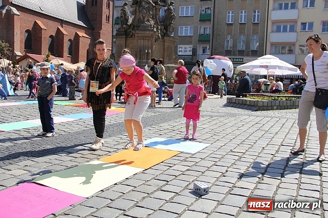 Zdjęcie w galerii na portalu naszraciborz.pl: Studencki happening na raciborskim Rynku wiadomości z regionu