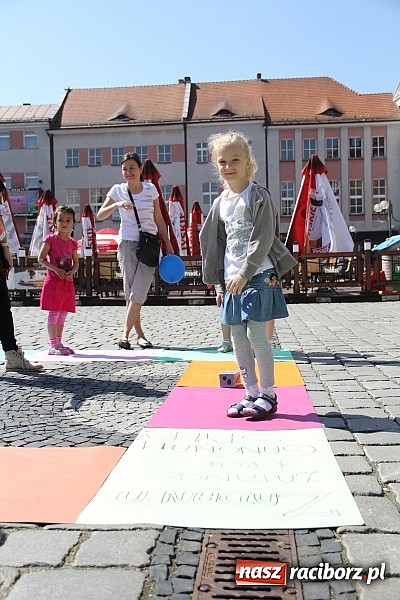 Zdjęcie w galerii na portalu naszraciborz.pl: Studencki happening na raciborskim Rynku wiadomości z regionu