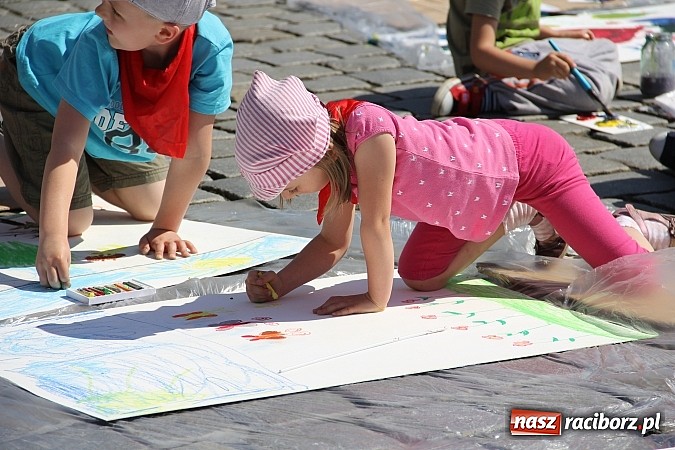 Zdjęcie w galerii na portalu naszraciborz.pl: Studencki happening na raciborskim Rynku wiadomości z regionu