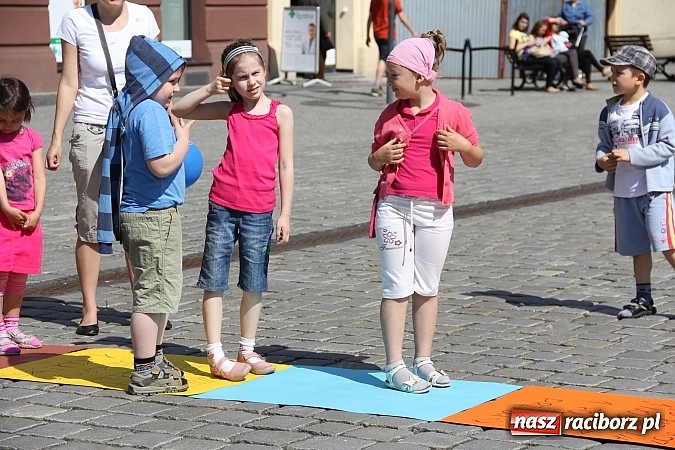 Zdjęcie w galerii na portalu naszraciborz.pl: Studencki happening na raciborskim Rynku wiadomości z regionu