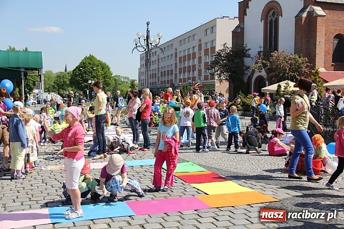 Zdjęcie w galerii na portalu naszraciborz.pl: Studencki happening na raciborskim Rynku wiadomości z regionu