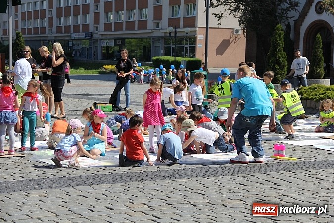 Zdjęcie w galerii na portalu naszraciborz.pl: Studencki happening na raciborskim Rynku wiadomości z regionu