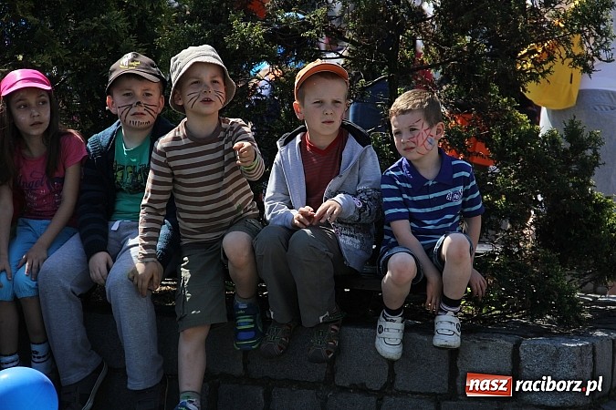 Zdjęcie w galerii na portalu naszraciborz.pl: Studencki happening na raciborskim Rynku wiadomości z regionu