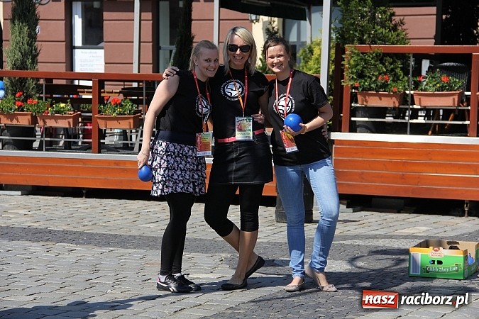 Zdjęcie w galerii na portalu naszraciborz.pl: Studencki happening na raciborskim Rynku wiadomości z regionu