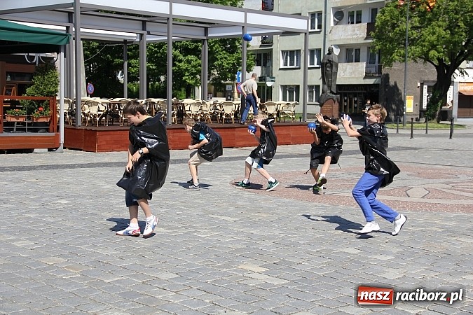 Zdjęcie w galerii na portalu naszraciborz.pl: Studencki happening na raciborskim Rynku wiadomości z regionu