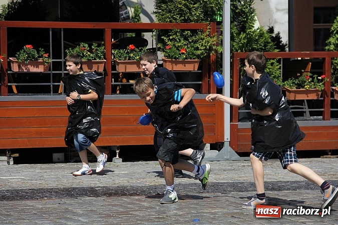 Zdjęcie w galerii na portalu naszraciborz.pl: Studencki happening na raciborskim Rynku wiadomości z regionu