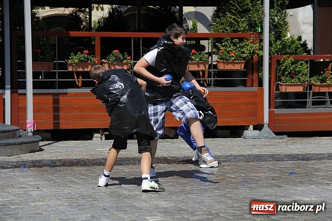 Zdjęcie w galerii na portalu naszraciborz.pl: Studencki happening na raciborskim Rynku wiadomości z regionu