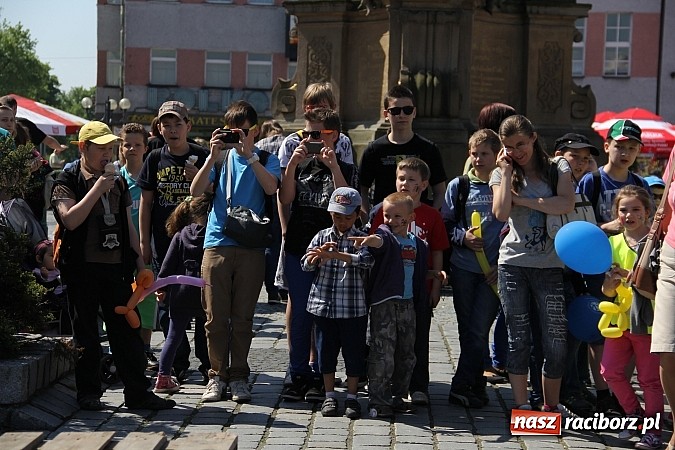 Zdjęcie w galerii na portalu naszraciborz.pl: Studencki happening na raciborskim Rynku wiadomości z regionu