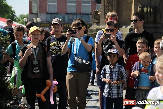Zdjęcie w galerii na portalu naszraciborz.pl: Studencki happening na raciborskim Rynku wiadomości z regionu