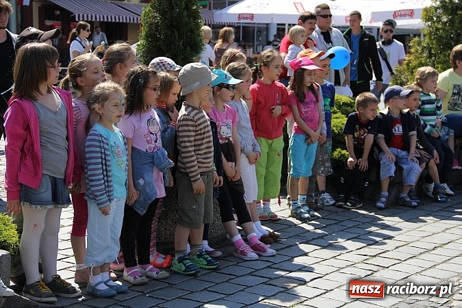 Zdjęcie w galerii na portalu naszraciborz.pl: Studencki happening na raciborskim Rynku wiadomości z regionu
