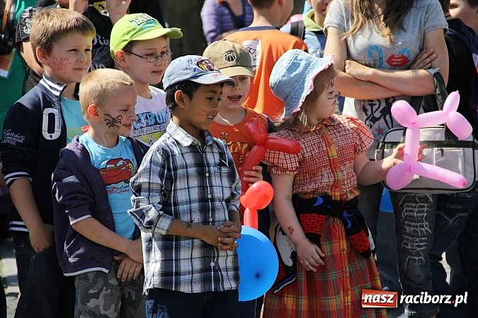 Zdjęcie w galerii na portalu naszraciborz.pl: Studencki happening na raciborskim Rynku wiadomości z regionu