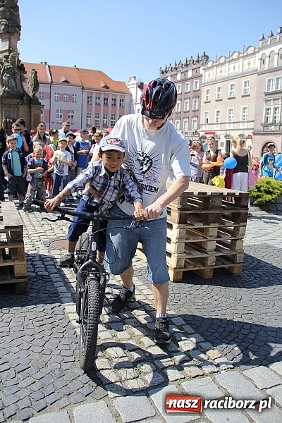 Zdjęcie w galerii na portalu naszraciborz.pl: Studencki happening na raciborskim Rynku wiadomości z regionu