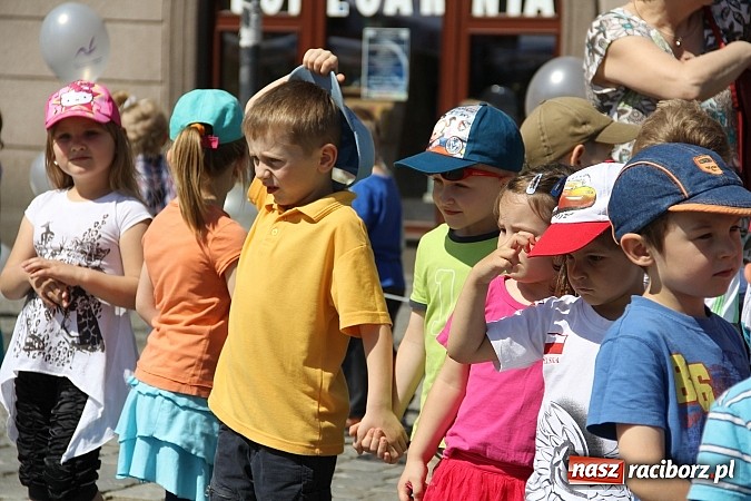 Zdjęcie w galerii na portalu naszraciborz.pl: Studencki happening na raciborskim Rynku wiadomości z regionu