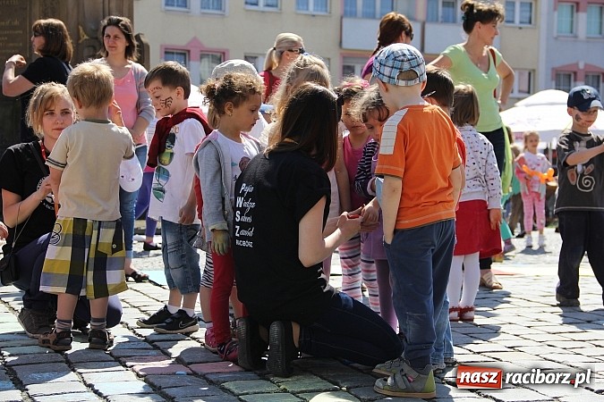 Zdjęcie w galerii na portalu naszraciborz.pl: Studencki happening na raciborskim Rynku wiadomości z regionu