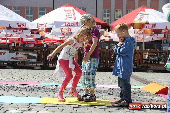 Zdjęcie w galerii na portalu naszraciborz.pl: Studencki happening na raciborskim Rynku wiadomości z regionu