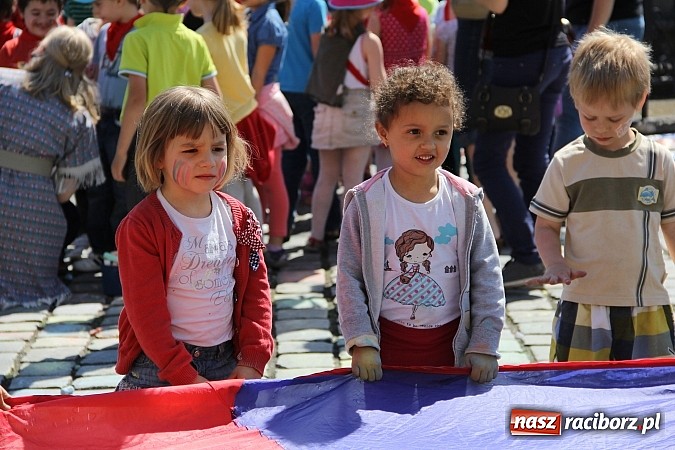 Zdjęcie w galerii na portalu naszraciborz.pl: Studencki happening na raciborskim Rynku wiadomości z regionu