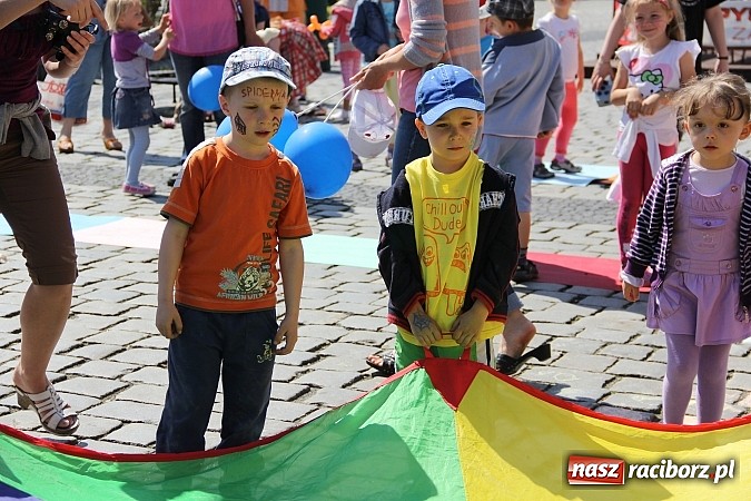 Zdjęcie w galerii na portalu naszraciborz.pl: Studencki happening na raciborskim Rynku wiadomości z regionu