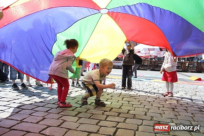 Zdjęcie w galerii na portalu naszraciborz.pl: Studencki happening na raciborskim Rynku wiadomości z regionu