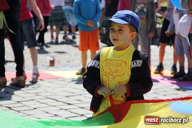 Zdjęcie w galerii na portalu naszraciborz.pl: Studencki happening na raciborskim Rynku wiadomości z regionu
