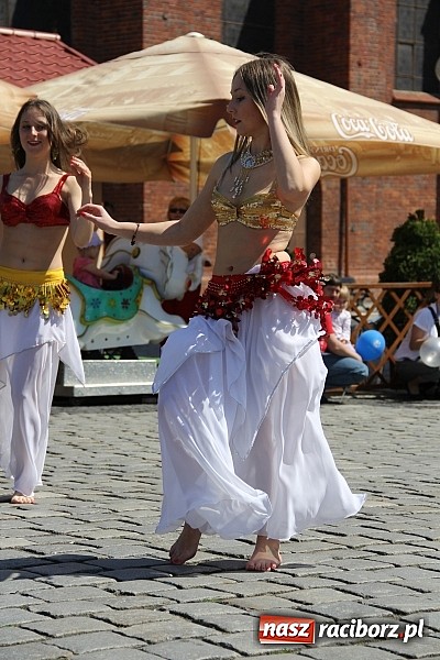 Zdjęcie w galerii na portalu naszraciborz.pl: Studencki happening na raciborskim Rynku wiadomości z regionu