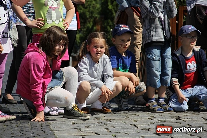 Zdjęcie w galerii na portalu naszraciborz.pl: Studencki happening na raciborskim Rynku wiadomości z regionu