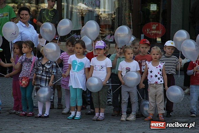 Zdjęcie w galerii na portalu naszraciborz.pl: Studencki happening na raciborskim Rynku wiadomości z regionu