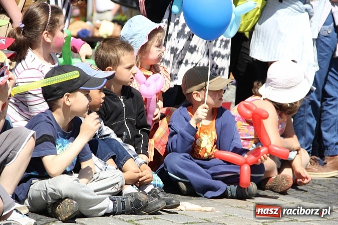 Zdjęcie w galerii na portalu naszraciborz.pl: Studencki happening na raciborskim Rynku wiadomości z regionu