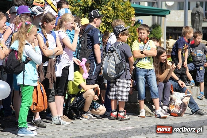 Zdjęcie w galerii na portalu naszraciborz.pl: Studencki happening na raciborskim Rynku wiadomości z regionu