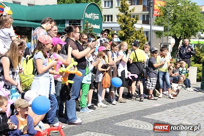 Zdjęcie w galerii na portalu naszraciborz.pl: Studencki happening na raciborskim Rynku wiadomości z regionu