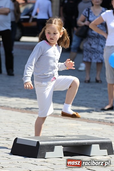 Zdjęcie w galerii na portalu naszraciborz.pl: Studencki happening na raciborskim Rynku wiadomości z regionu