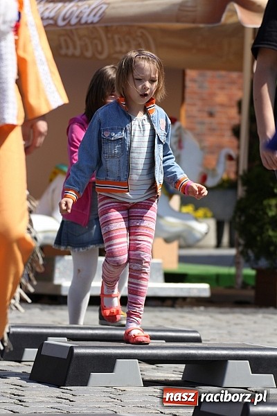 Zdjęcie w galerii na portalu naszraciborz.pl: Studencki happening na raciborskim Rynku wiadomości z regionu