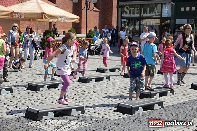 Zdjęcie w galerii na portalu naszraciborz.pl: Studencki happening na raciborskim Rynku wiadomości z regionu