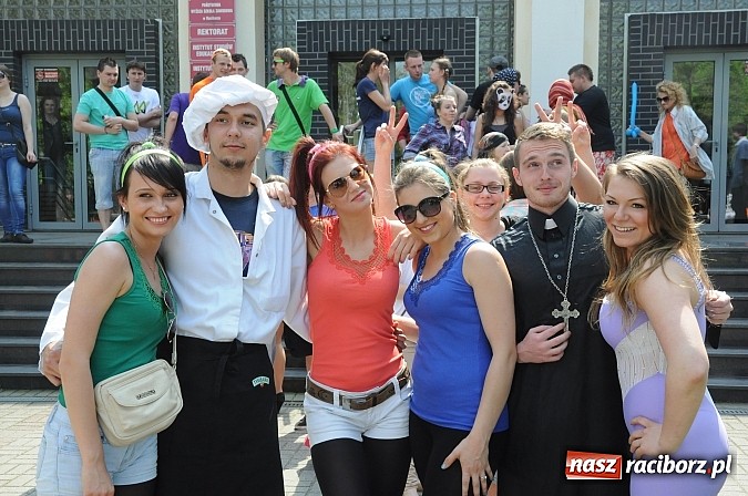 Zdjęcie w galerii na portalu naszraciborz.pl: Raciborskie Juwenalia - przemarsz studentów wiadomości z regionu