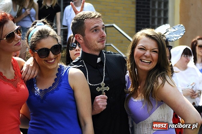 Zdjęcie w galerii na portalu naszraciborz.pl: Raciborskie Juwenalia - przemarsz studentów wiadomości z regionu