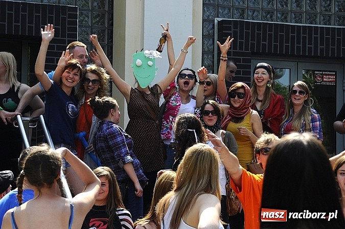 Zdjęcie w galerii na portalu naszraciborz.pl: Raciborskie Juwenalia - przemarsz studentów wiadomości z regionu