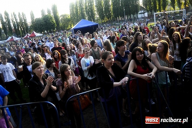 Zdjęcie w galerii na portalu naszraciborz.pl: Abradab i Tabu rozbujali studentów wiadomości z regionu