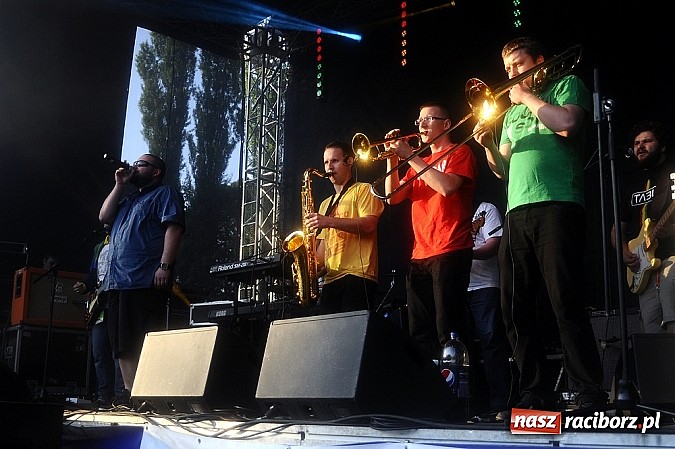 Zdjęcie w galerii na portalu naszraciborz.pl: Abradab i Tabu rozbujali studentów wiadomości z regionu